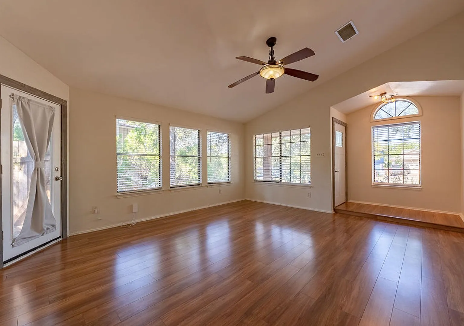 Luxury Meets Comfort: Your Dream Single-Family Home with Modern Design and Effortless Elegance Aw... — Photo 3