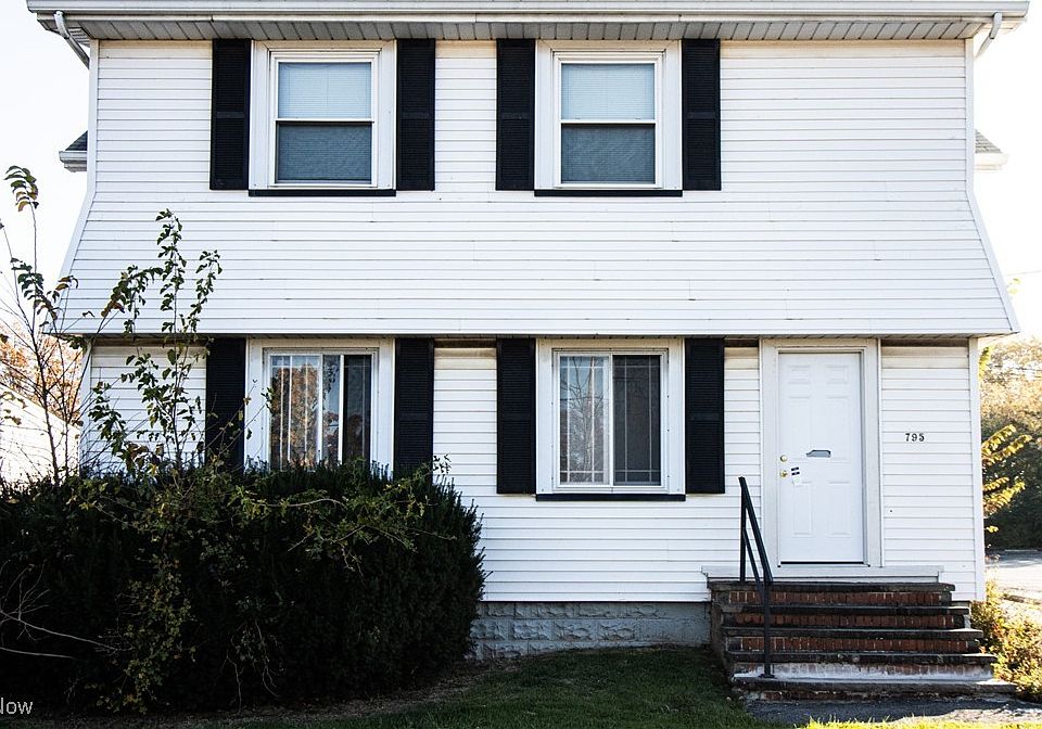 1st image of 795 E 222nd St