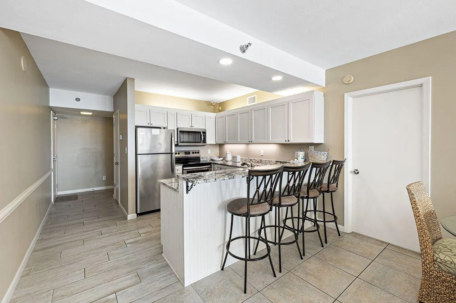 3 bed, 2.0 bath, 1194 sqft, $4,650 — Photo 4