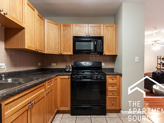 3rd image of 435 W Oakdale Ave APT 1D