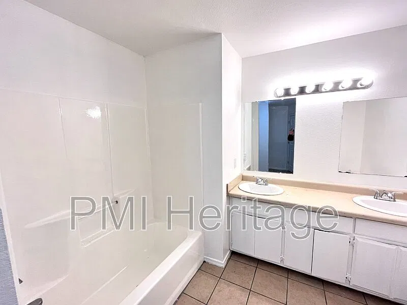 3 bed, 1.0 bath, 740 sqft, $1,025 — Photo 3