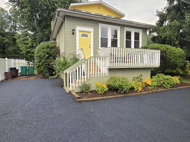 554 Parkvale Ave — Photo 1