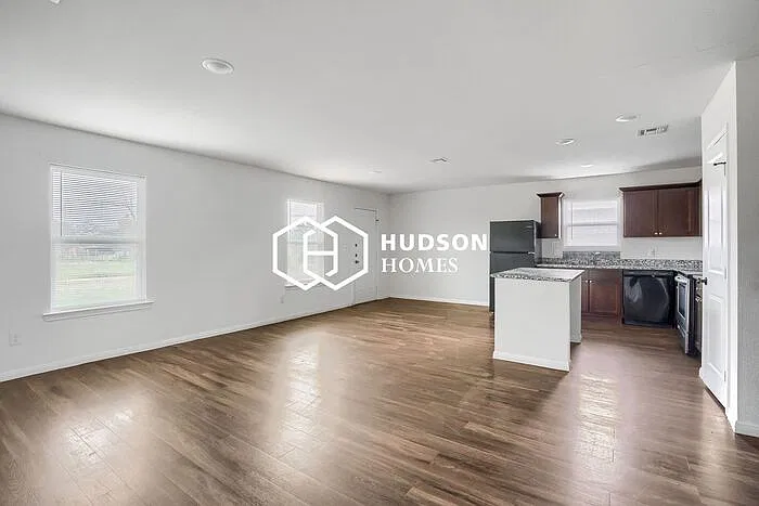 3 bed, 2.0 bath, 1298 sqft, $999 — Photo 4