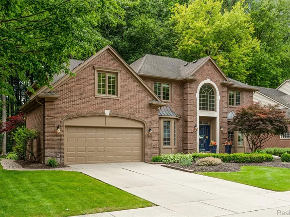 2176 Oakwood Dr, Troy, MI 48085