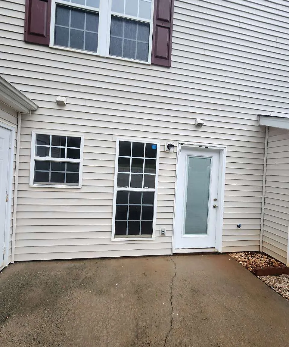 3 bed, 1.5 bath, 1262 sqft, $1,760 — Photo 2