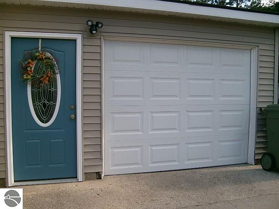 3rd image of 307 Kalkaska St