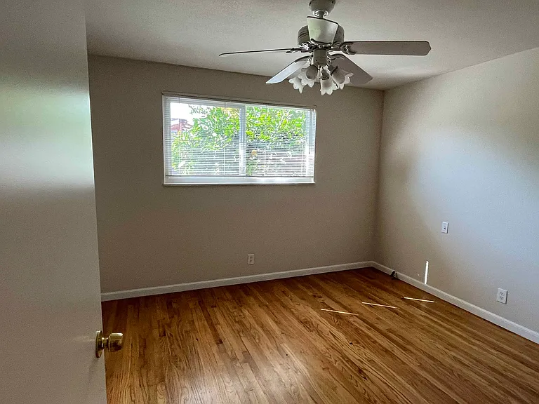 2000 Santa Cruz Ave — Photo 18