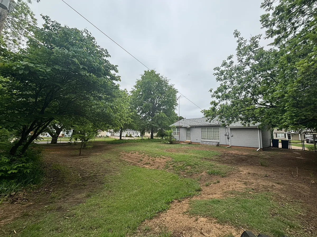 Building Photo - 823 S Blakely St
