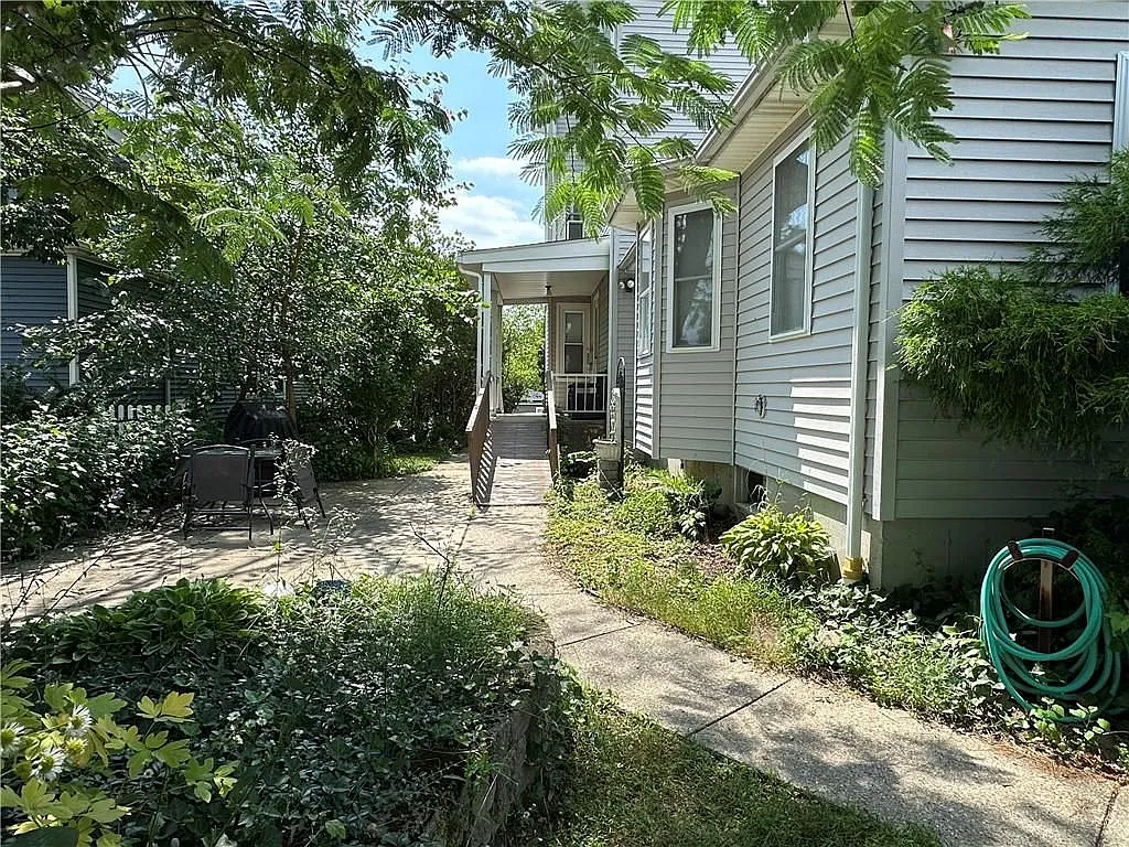 2 bed, 1.0 bath, 914 sqft, $2,000 — Photo 2