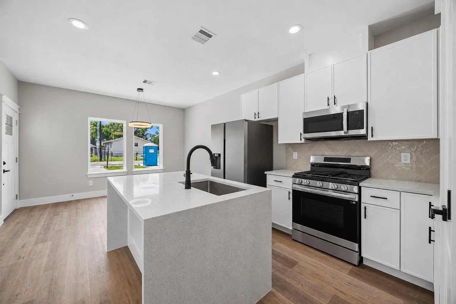3 bed, 2.0 bath, 2574 sqft, $2,100 — Photo 3