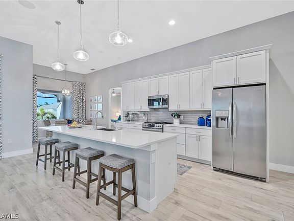 5th image of 718 NW 36th Ave