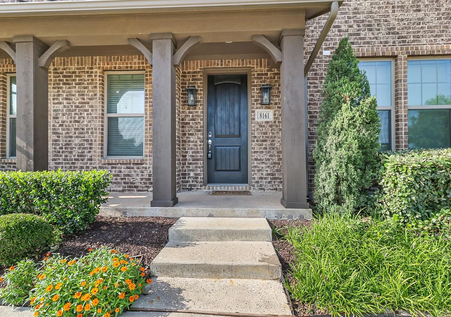 Luxury Townhome in The Heart of Frisco — Photo 2