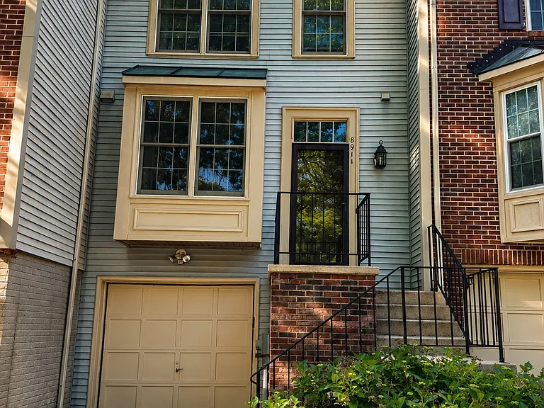 8911 Oakwood Way — Photo 1