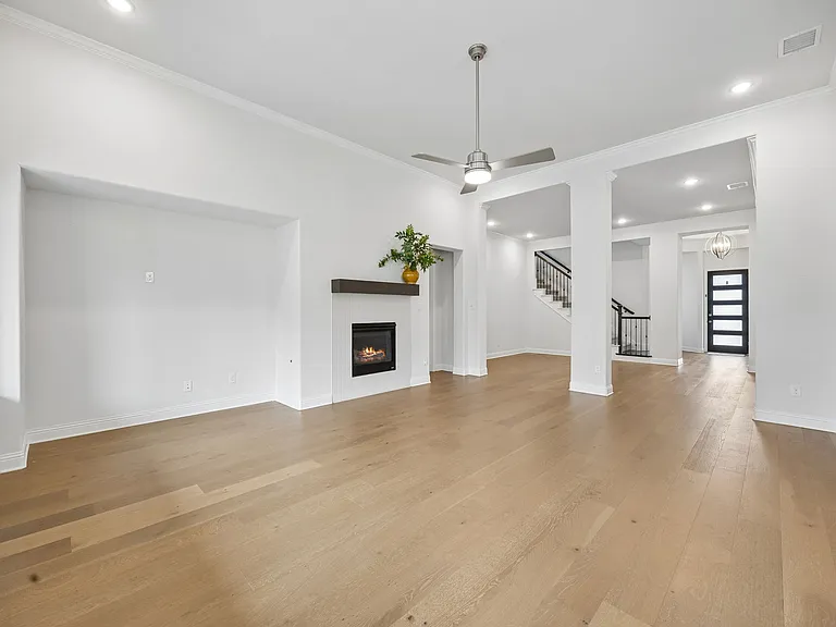 439 Montrose Dr — Photo 8