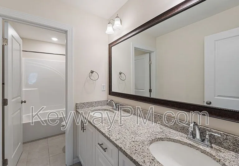 585 Hampton Dr — Photo 24