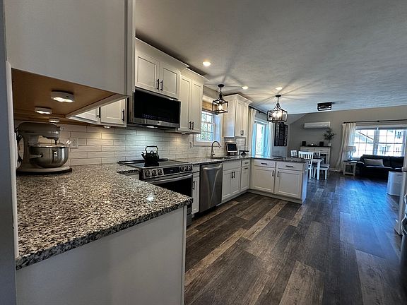3rd image of 110 Kennybeck Ct