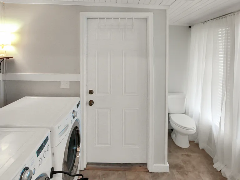 811 Oakwood Dr — Photo 2