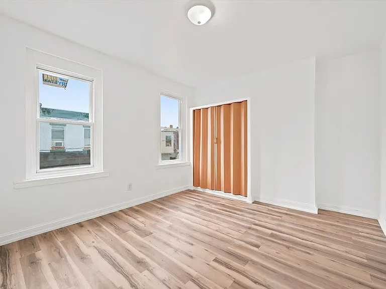 5135 Folsom St — Photo 2