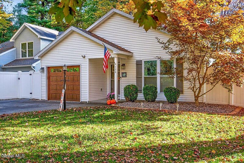 3rd image of 135 Goldfinch Lane