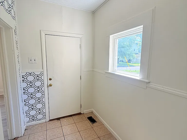 407 Electric St — Photo 8