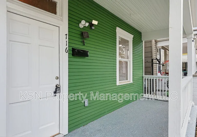 716 W 38th St — Photo 2