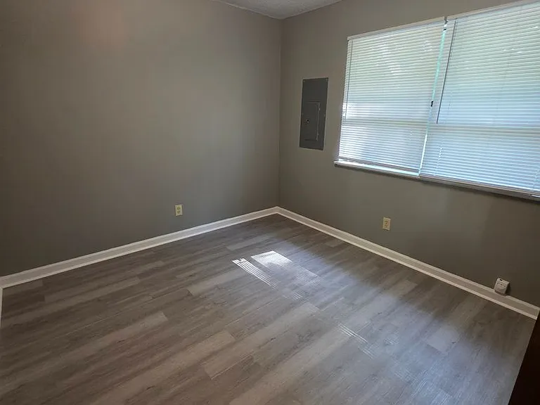 204 Druid St — Photo 5