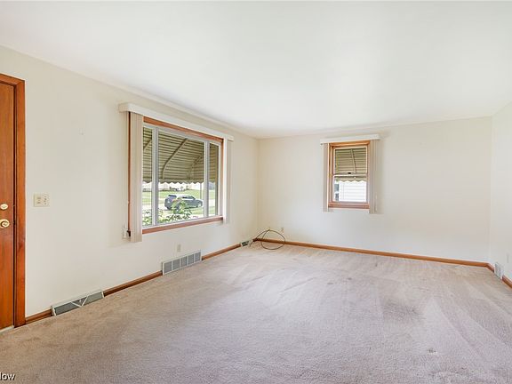 5th image of 926 Gary Ave E