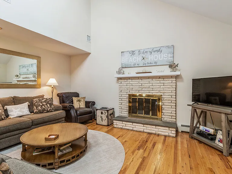 14 Beach Plum Rd — Photo 2