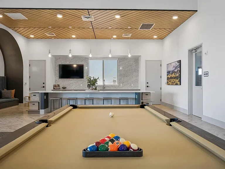 Longbow Luxury Apartments — Photo 11