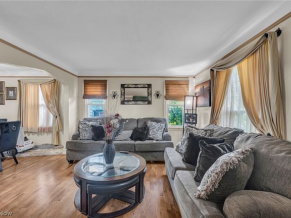3rd image of 3962 Grosvenor Rd