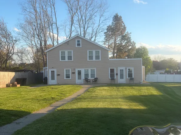 79 Barrows St, Somerset, MA 02725