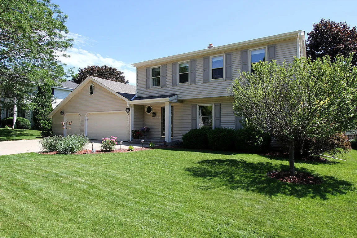 15985 W Cynthia Dr photo 1