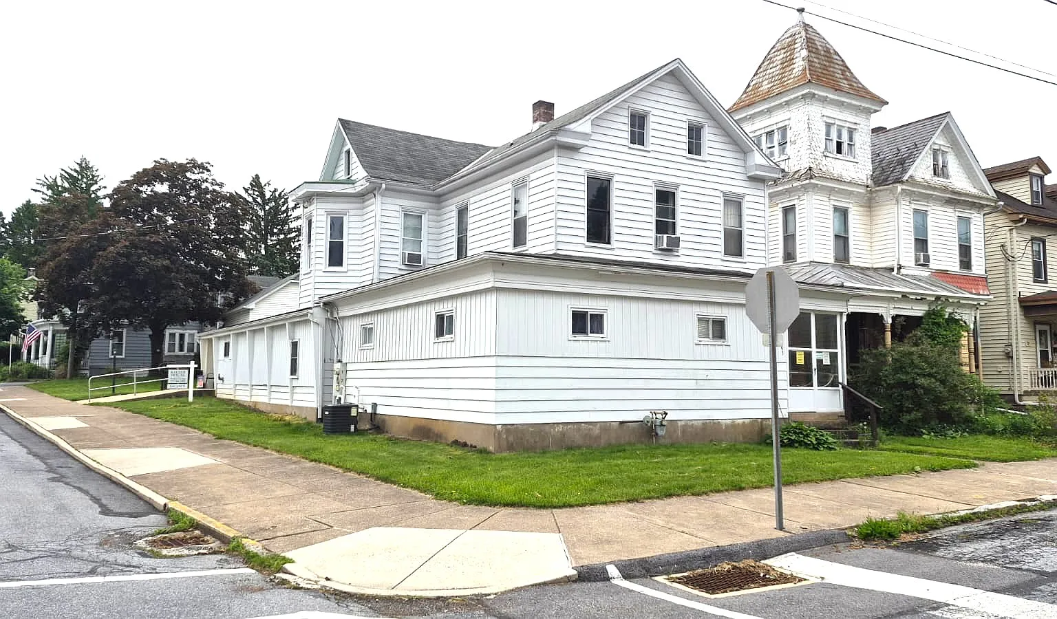 9 bed, 7405 sqft, $2,000 — Photo 2