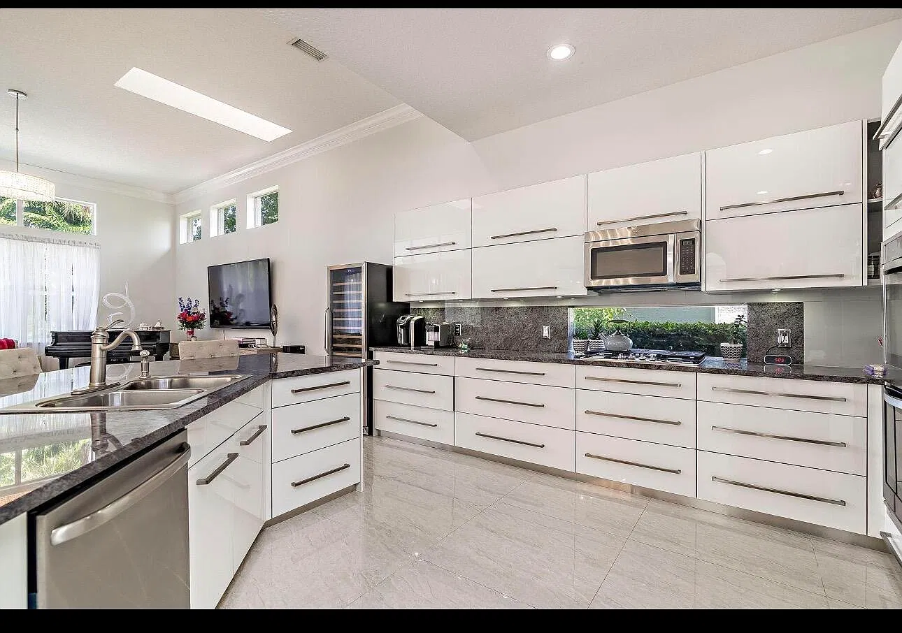 5 bed, 4.0 bath, 3266 sqft, $15,000 — Photo 3