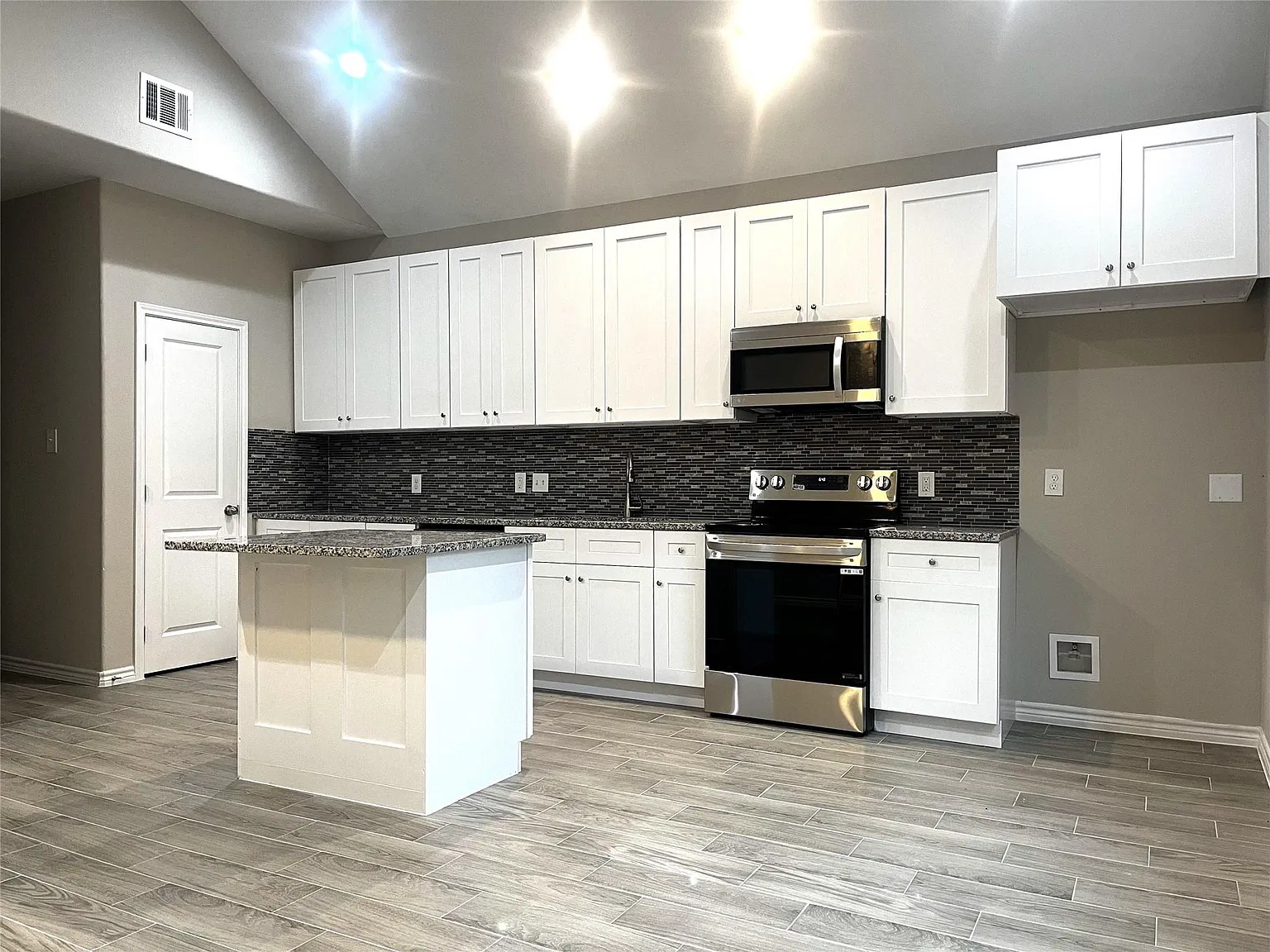 3 bed, 2.0 bath, 1000 sqft, $1,395 — Photo 3