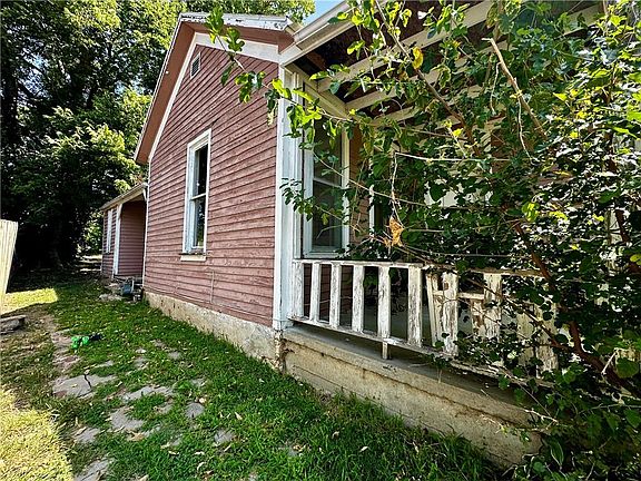 3rd image of 812 Ottawa St