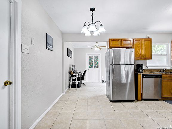 5th image of 131 LAKESHORE DR