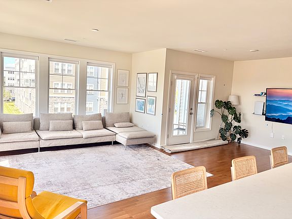 3rd image of 6 Stratton Dr Unit 201