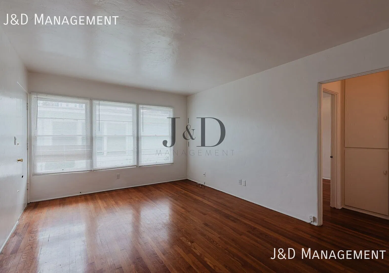 Cottage-Style Apartment in University Heights! — Photo 2