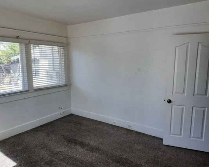 2416 Chester Ln — Photo 12