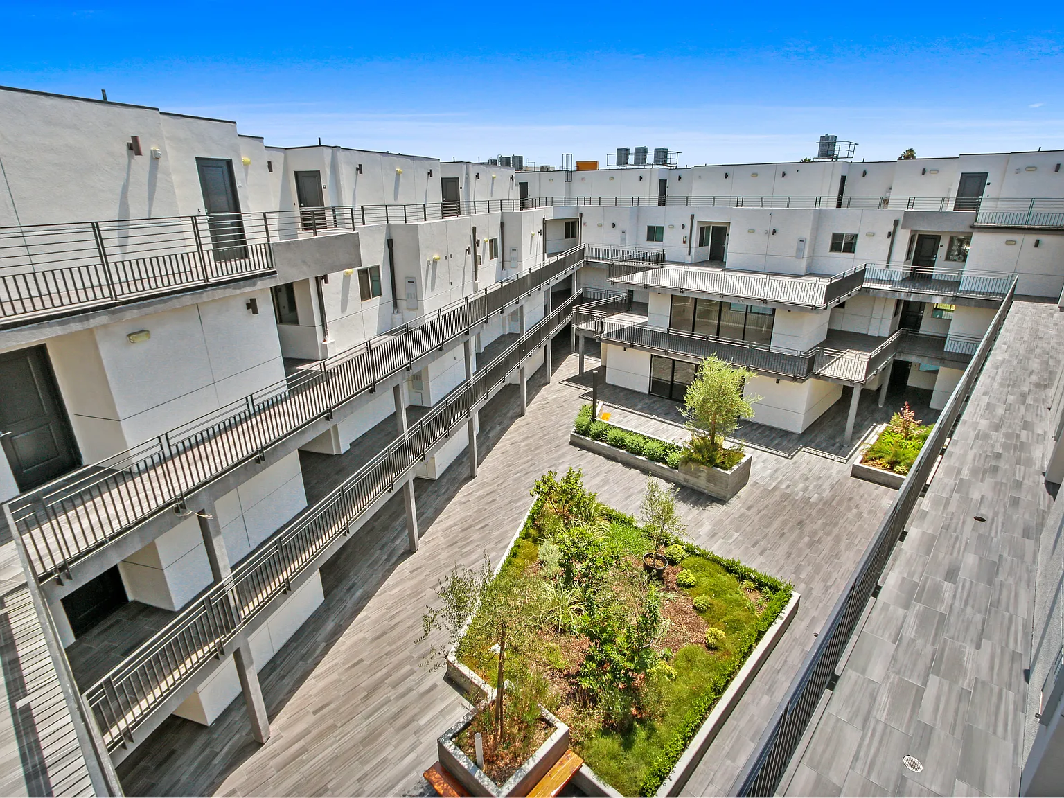 NOHO URBAN APARTMENTS — Photo 2