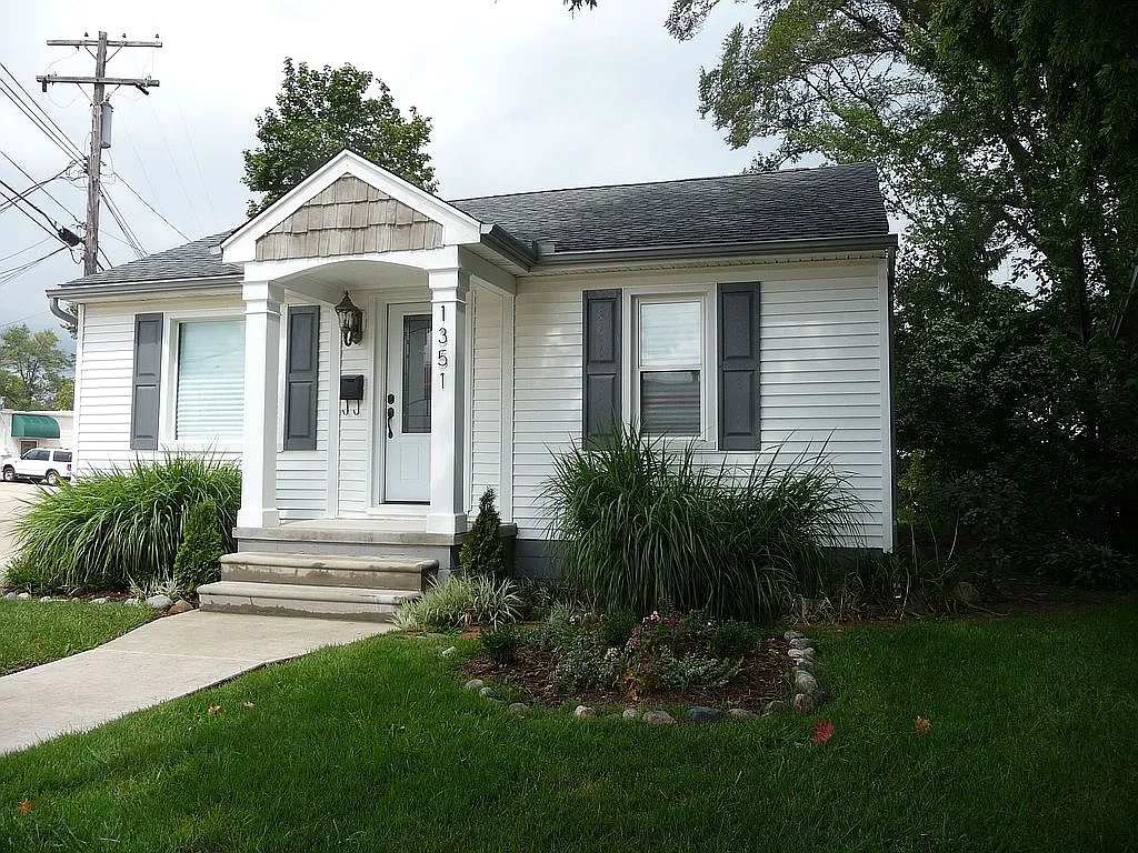 1351 Chapin Ave photo 1