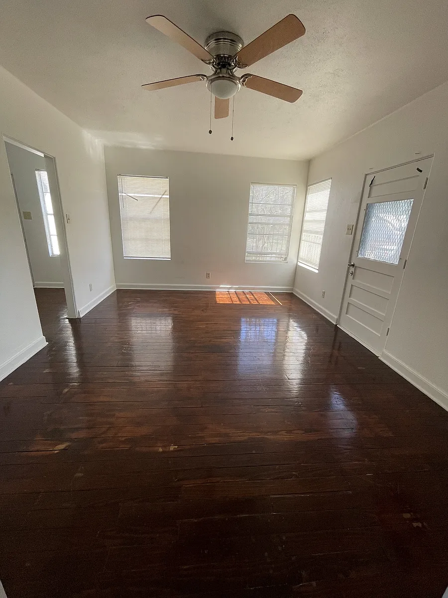 Building Photo - 326 E Mistletoe Ave #3