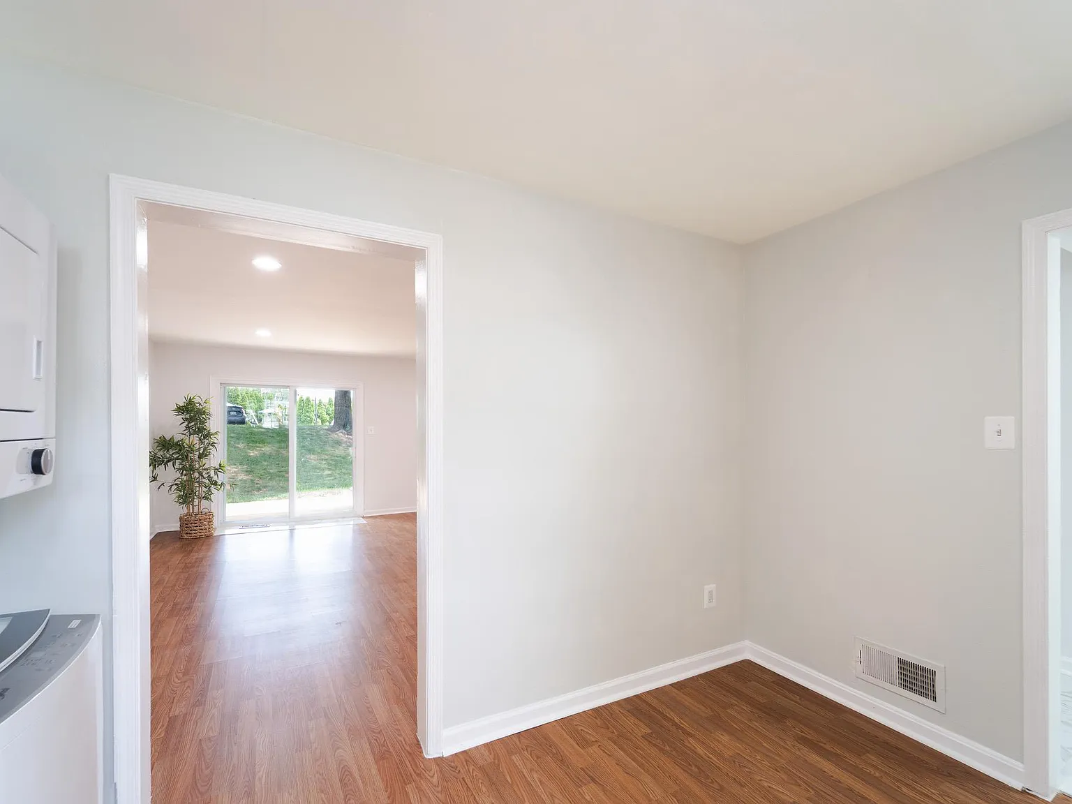 2 bed, 1054 sqft, $1,950 — Photo 4
