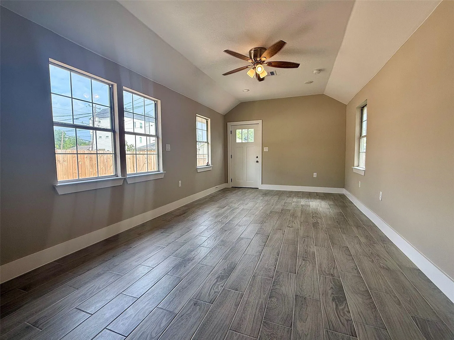 3 bed, 2.0 bath, 1216 sqft, $1,925 — Photo 1