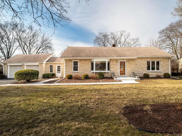 W147N4879 Dolphin Dr, Menomonee Falls, WI 53051