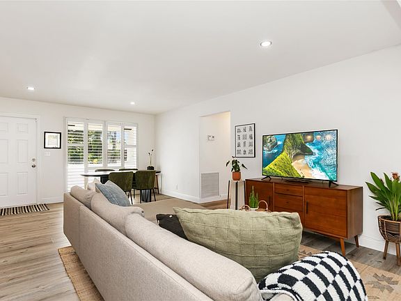 4th image of 807 SE 9th Terrace