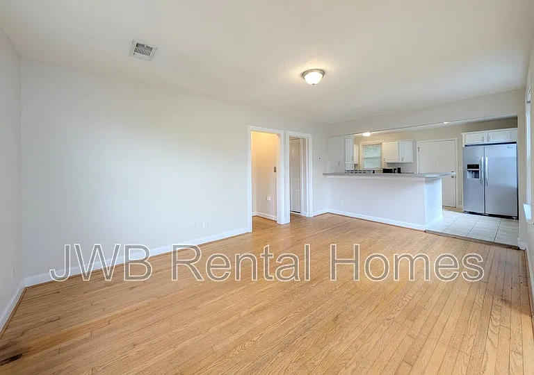 1377 Ingleside Ave #B — Photo 3