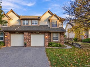 863 Whisperwood Trl, Fenton, MI 48430