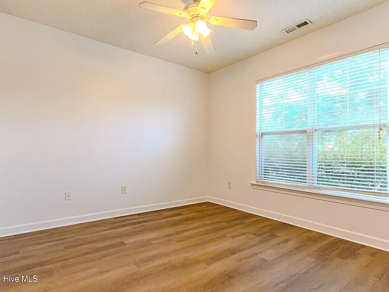1005 Meadowlands Trl NW — Photo 16